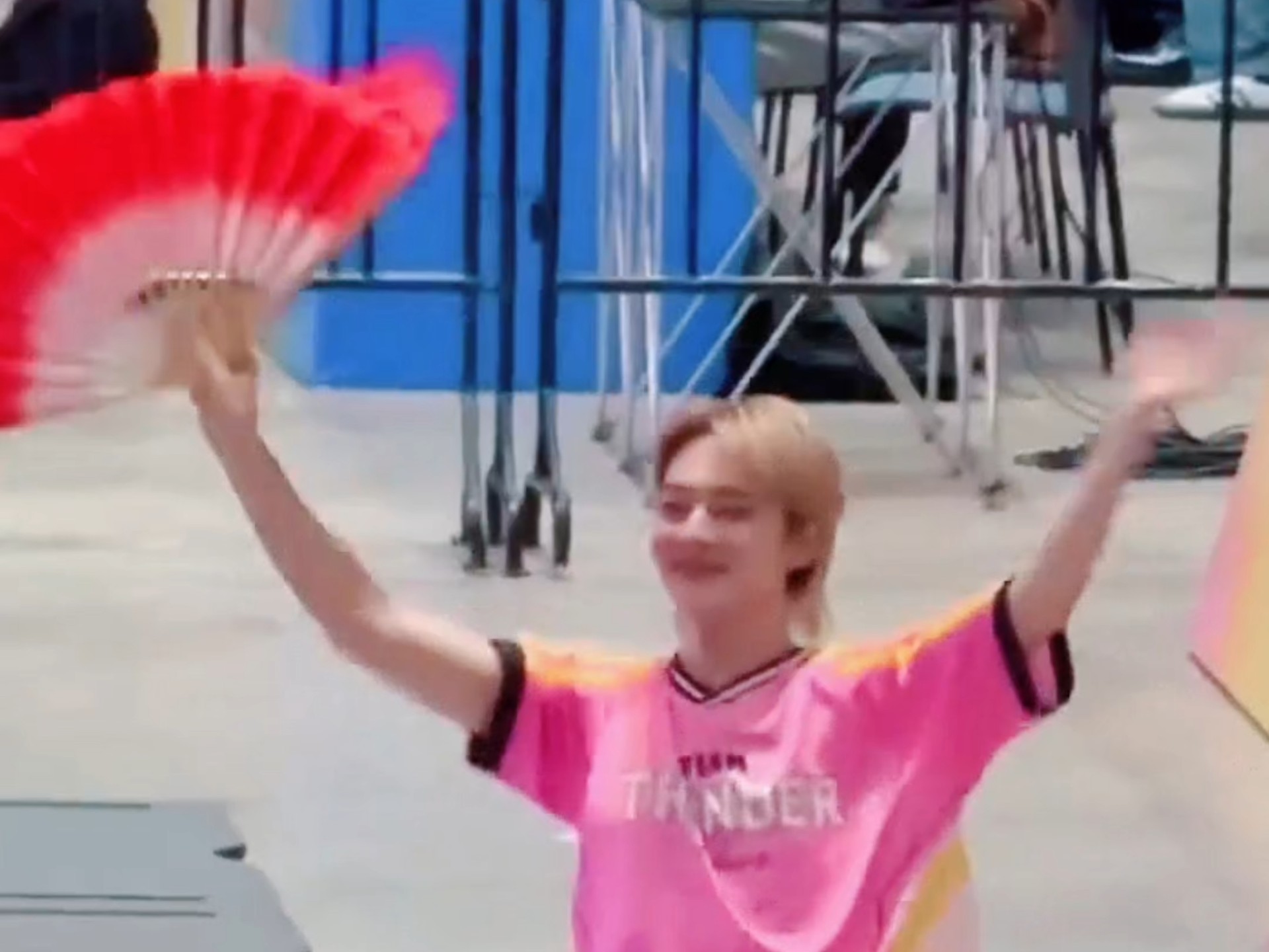 为了配合林景云拿扇子舞必须拿一首《好日子》送给大家