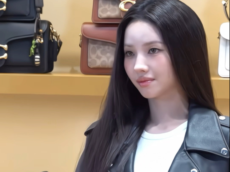 品牌站台变身黑长直的田小娟