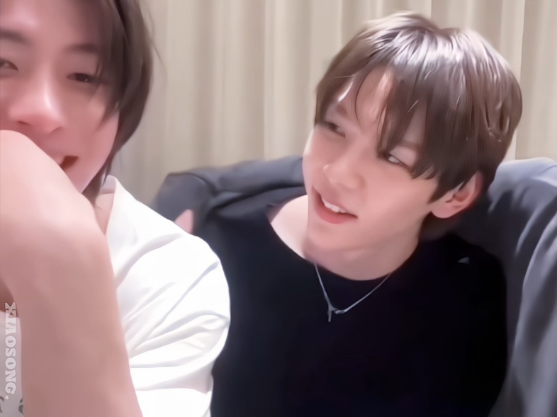 虽然很大只但喜欢窝在哥酱怀里的灿荣