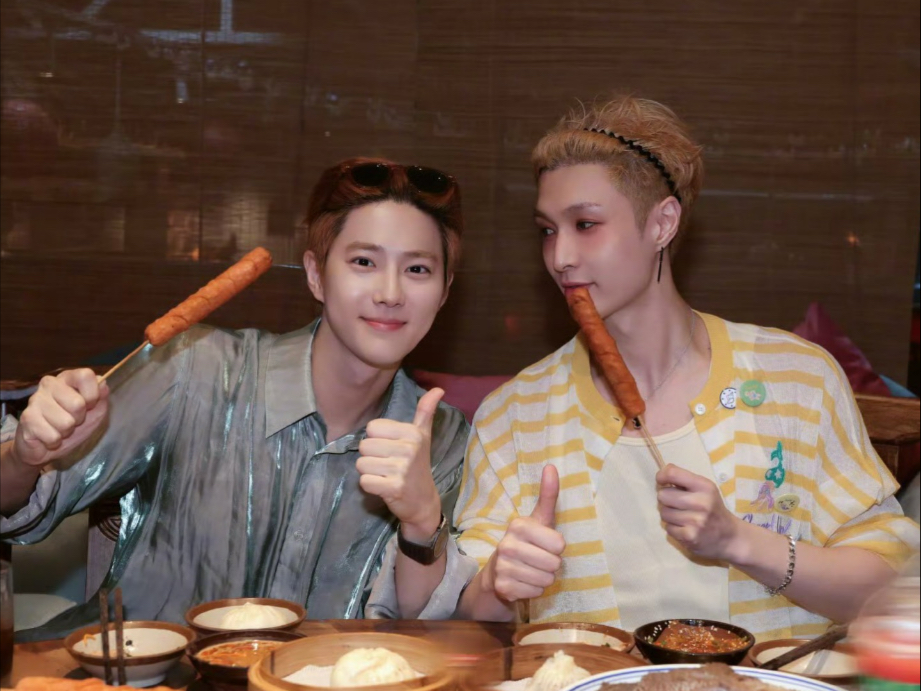 艺兴唱团歌～俊勉都有用手机在录～250906