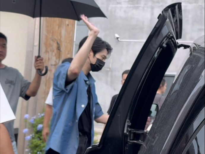 一朵没对上焦的蓝色花花