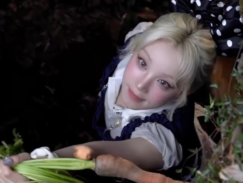 女娃官方更新雨琦新专拍摄视频。