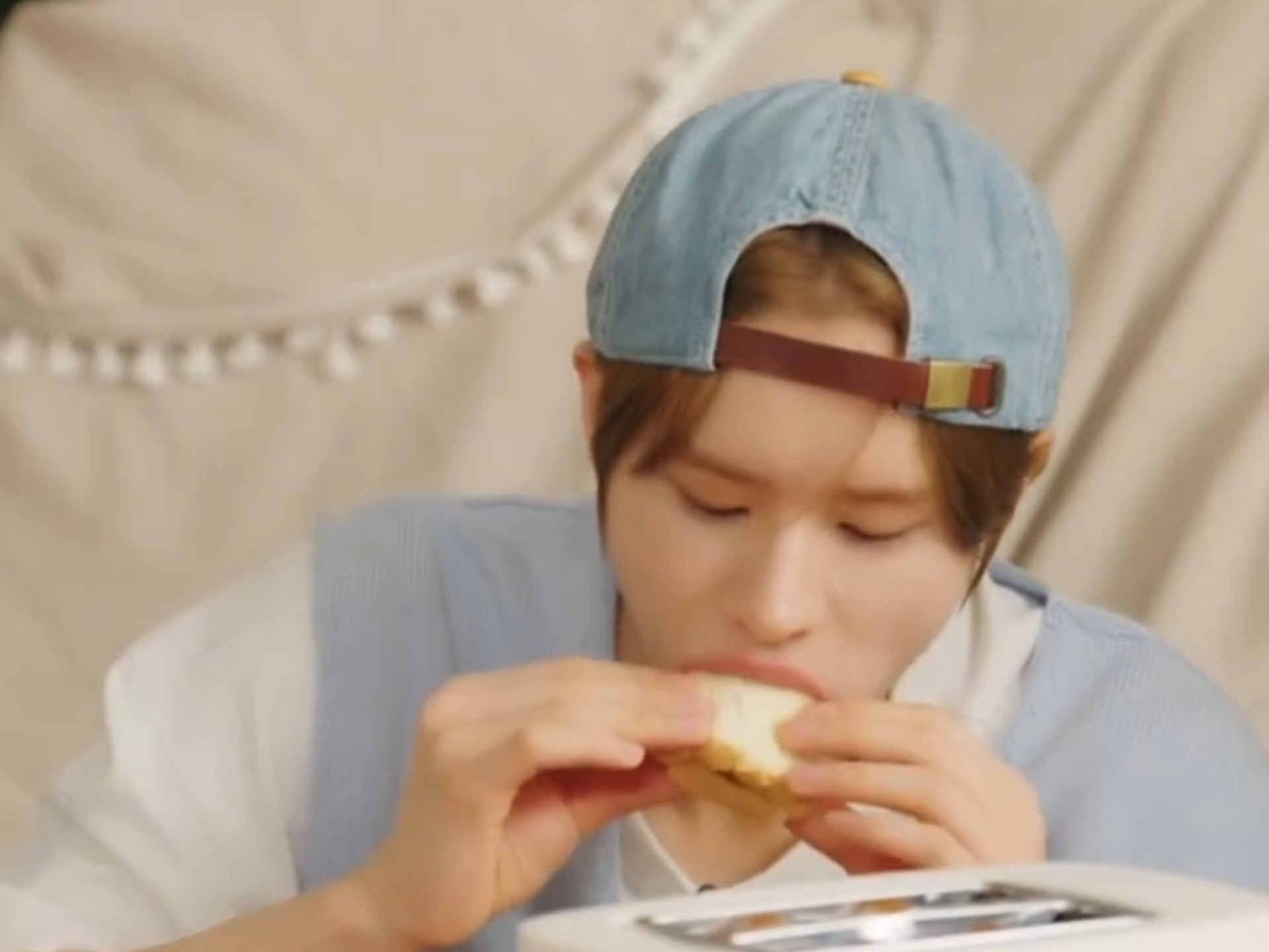 哎呦这个忙忙吃东西给我萌死了吧