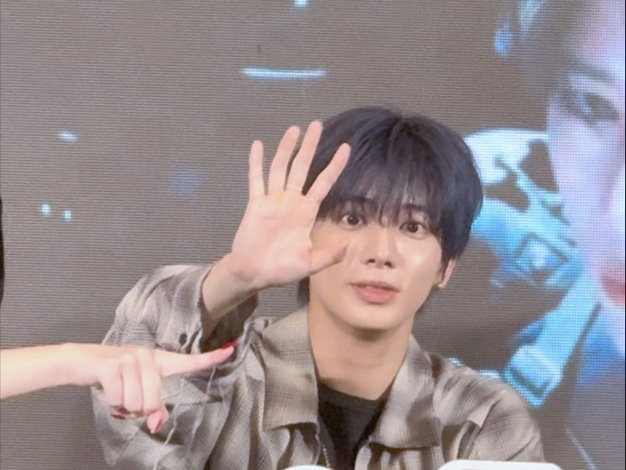 收获了点点的巴斯光年对视~