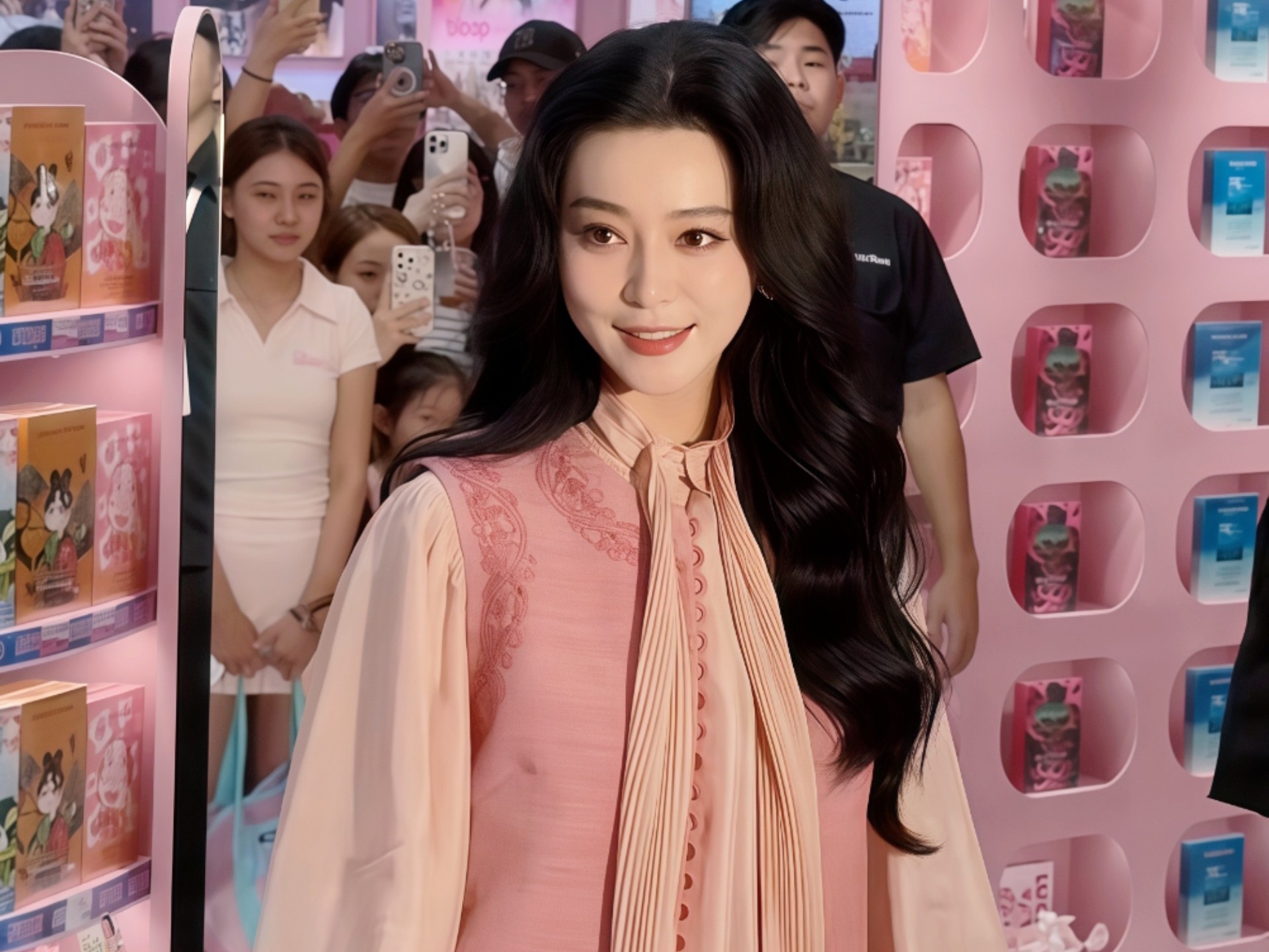 【范冰冰】是粉丝镜头里是粉粉嫩嫩温柔的邻家姐姐。今年冰姐