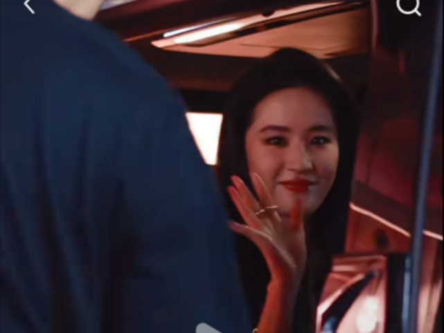 智界活动日刘亦菲一出现，全场都在喊生日快乐！