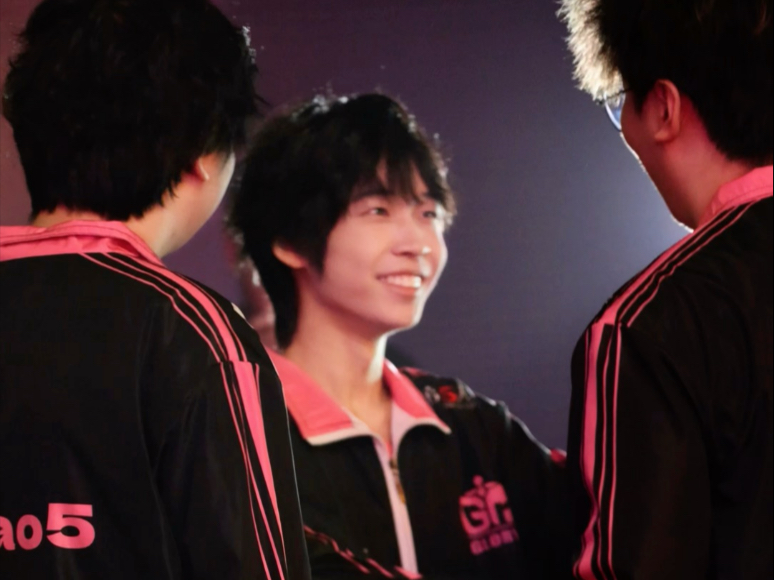 【年锦】赛前互相拉拉手的三个小朋友～