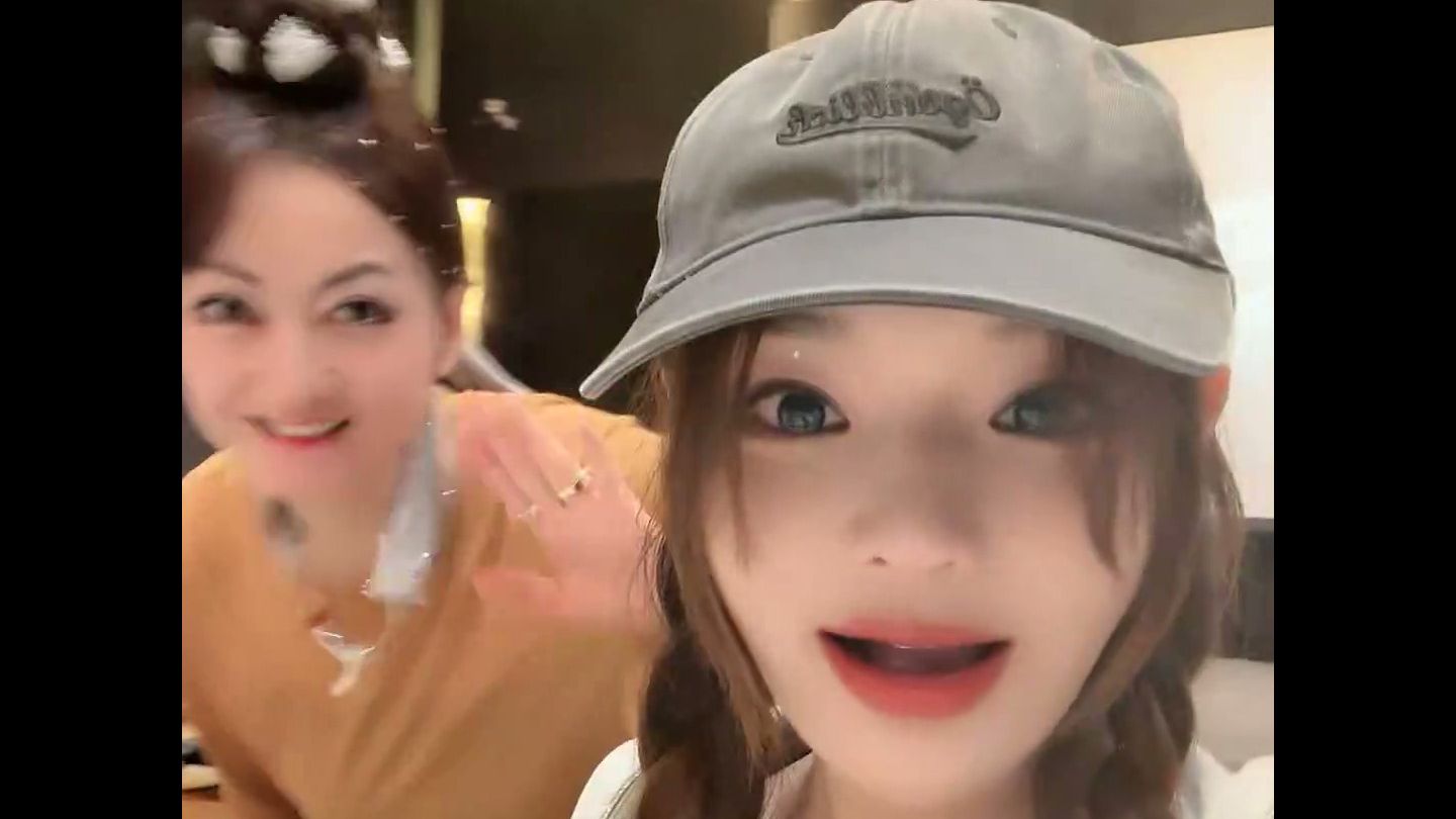 【黄霄雲】微博直播「演唱会下班！陪你们“雲”吃饭！！！」（with 亲