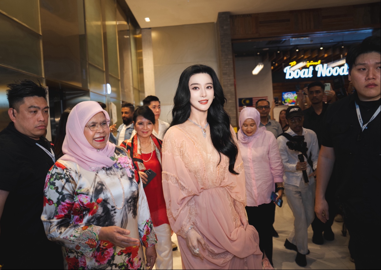 【范冰冰】马来西亚屈臣氏被挤爆！范冰冰品牌入驻，粉丝表白她哭