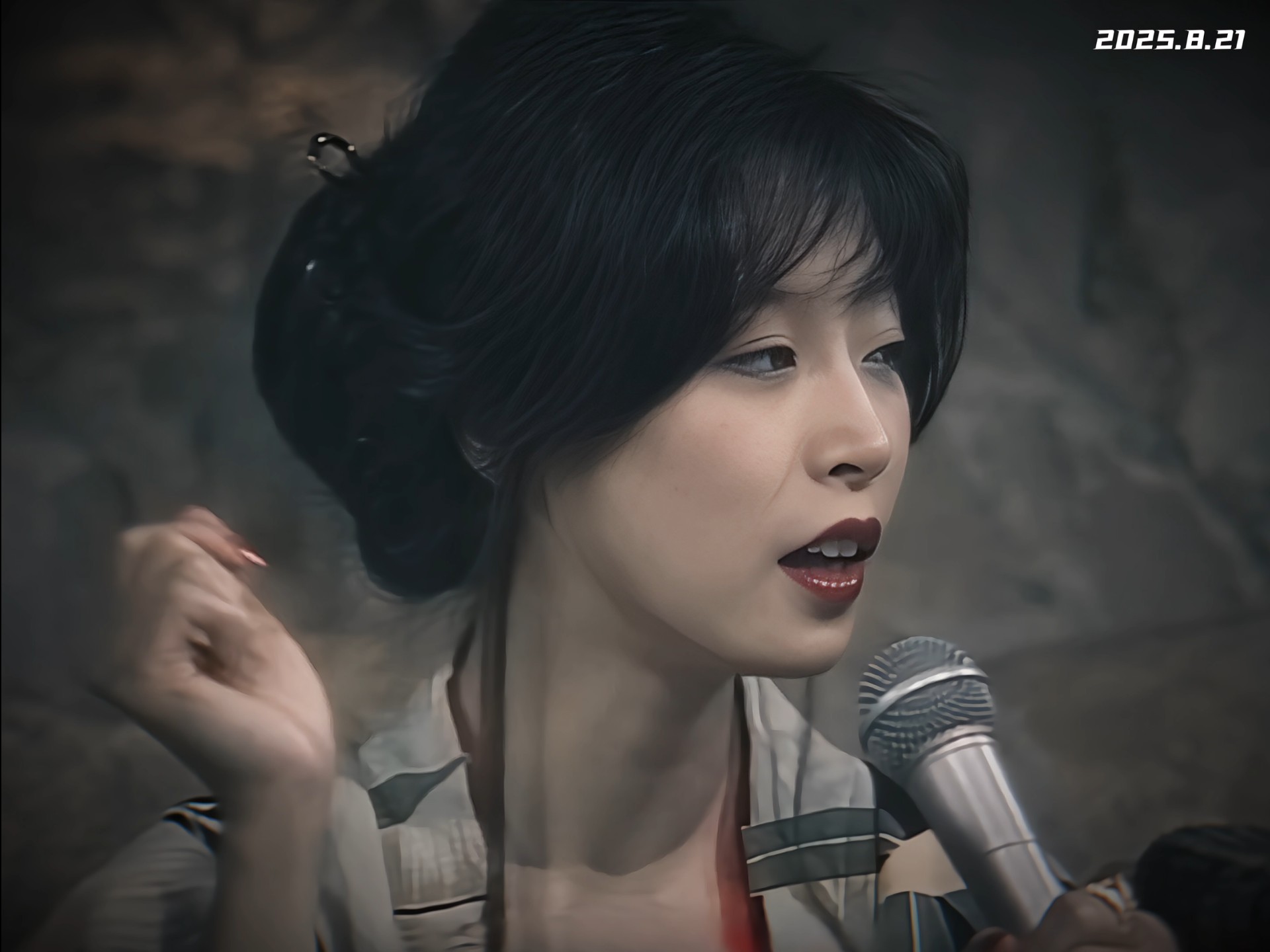 被主持人调侃声音小，甜美可爱中森明菜。