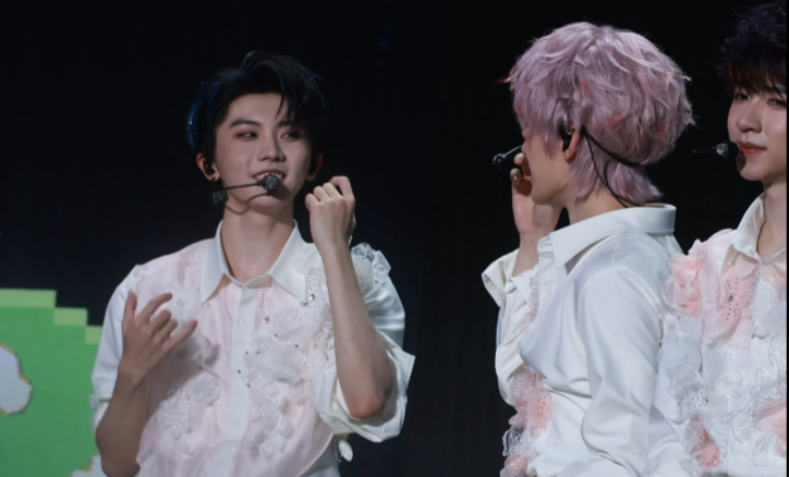 祺源他们俩在舞台上打情骂俏，哥酱看小张的三眼，每一眼都很好玩