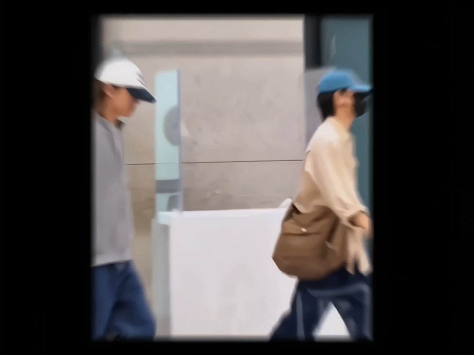 ［一可明/刷八］机场要么站在一起要么走到一起的小情侣