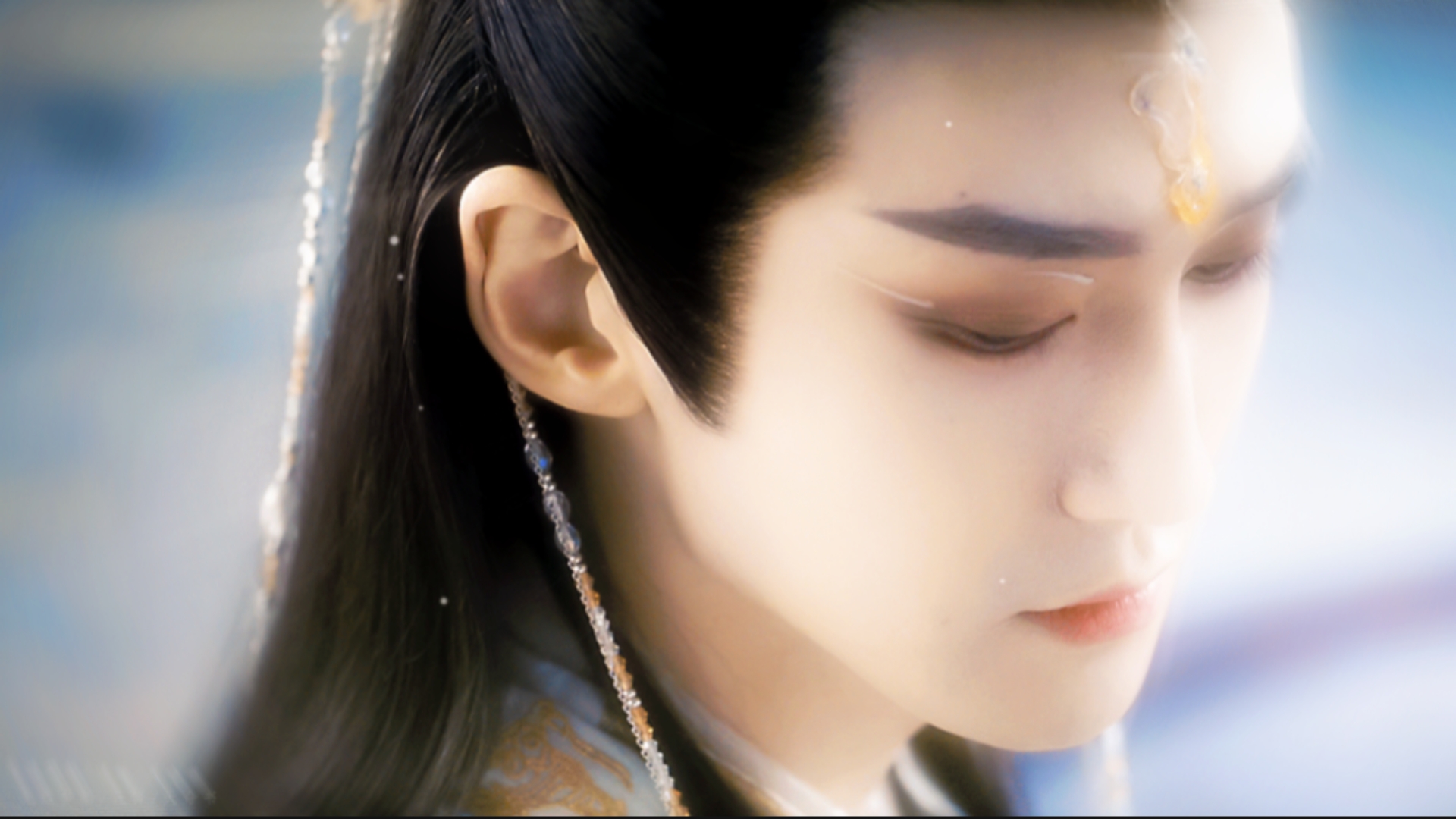 发带垂缨造型就是很好看啊！不过也是真的考验演员脸型和仪态，这