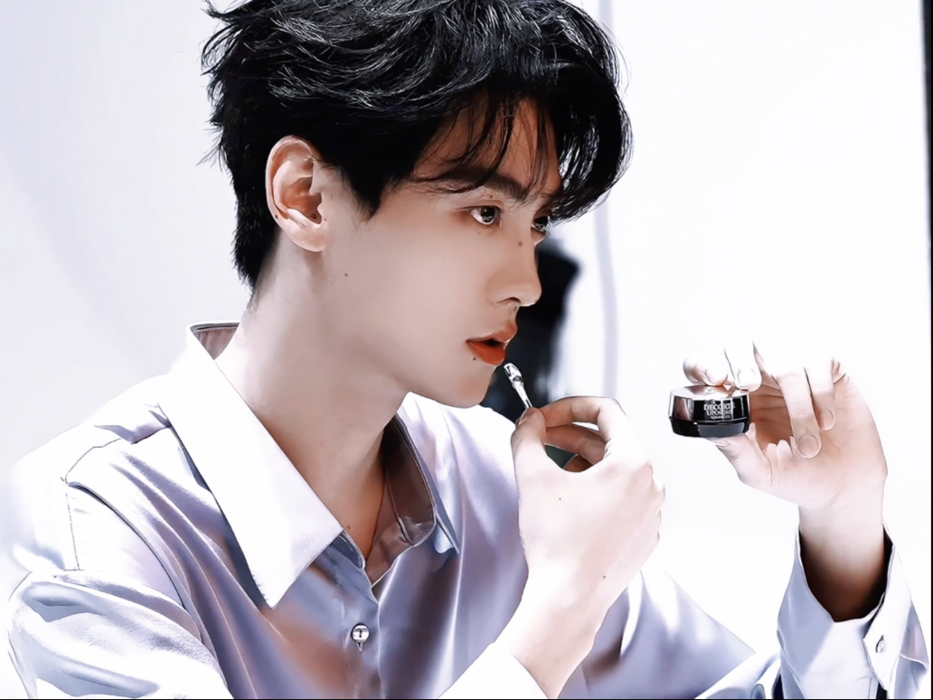 谁敢信这是他第一次拍摄商务！！！完全拿捏