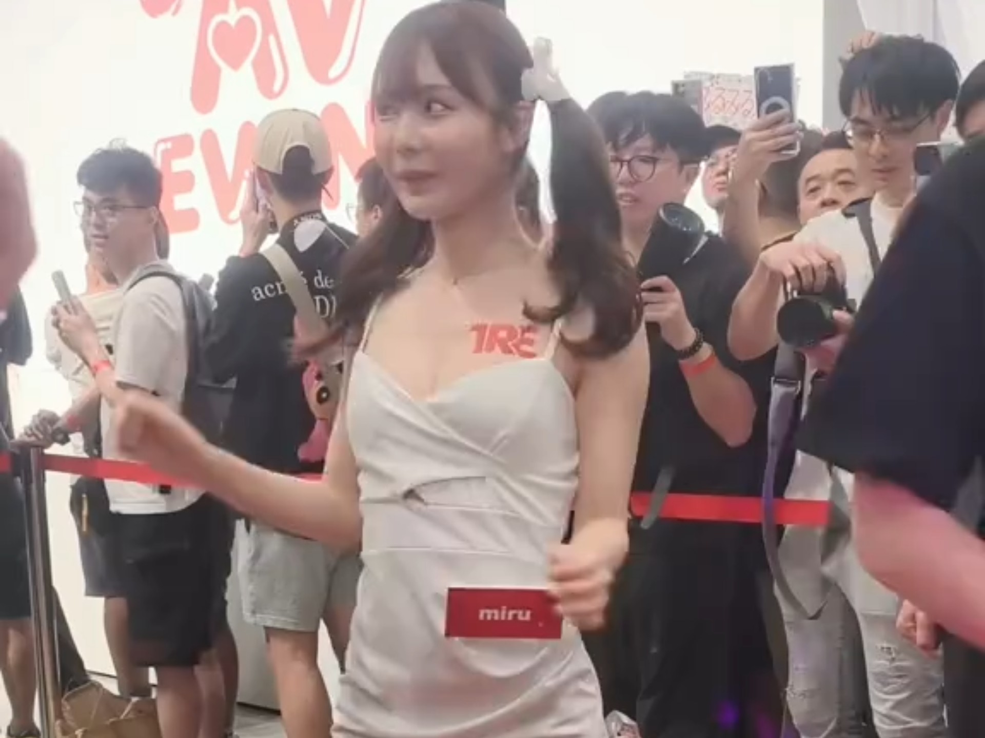 台北国际成人展！Miru走红毯现场超有范儿