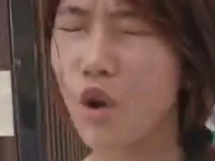 这小女孩很喜欢叫我拍她，她想出名，每次去超市！我就不喜欢她，我想