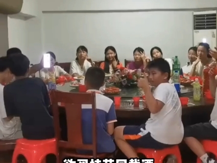 老板花300块钱赞助了小学毕业生的毕业晚会
