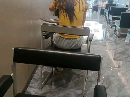 这女孩进到咖啡店一直在搂她自己头发给我看到