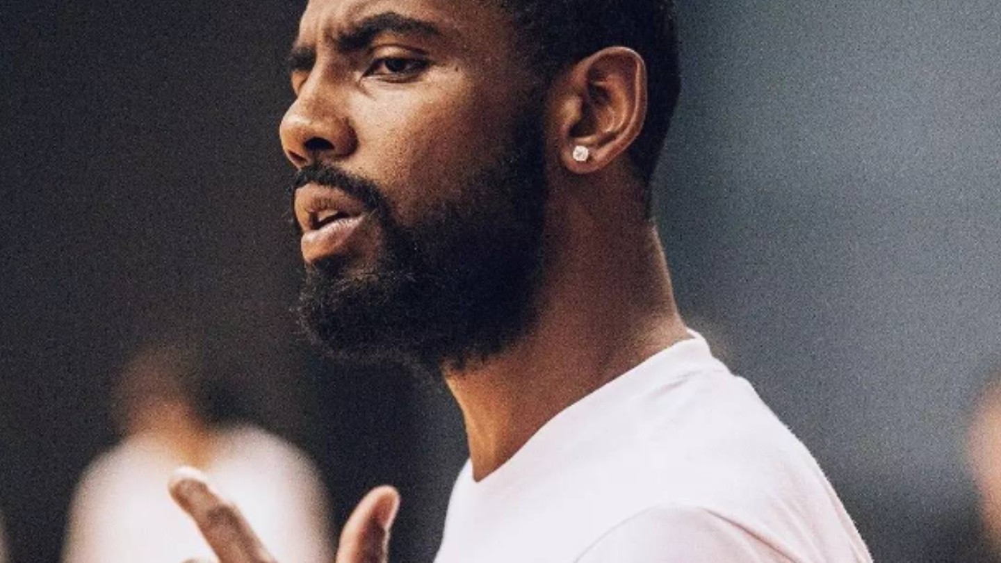 活的不太清楚,本身就不是一件浪漫的事。Kyrie Irving 活的不太清楚,本身就不是一件浪漫的事。Kyrie Irving