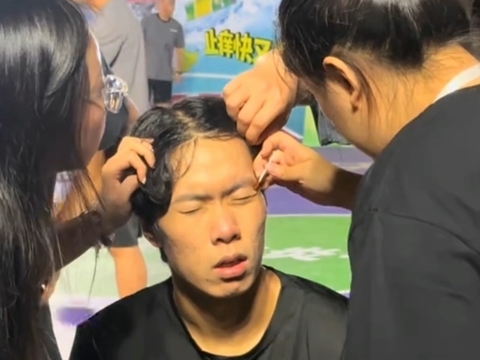 突发情况，吴勇豪受伤，在和粉丝互动时眼角被打开，坚持到活动结束