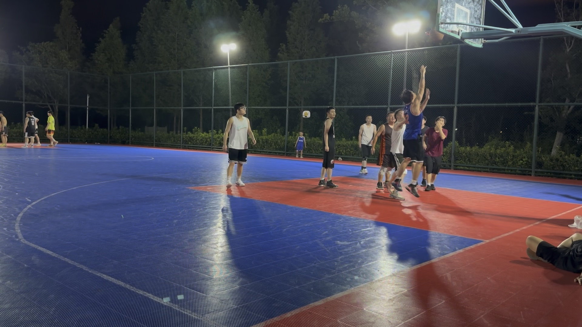 21:30分唐斯苦练低位背身，布朗教练超级激动狂喜，并lu了一发