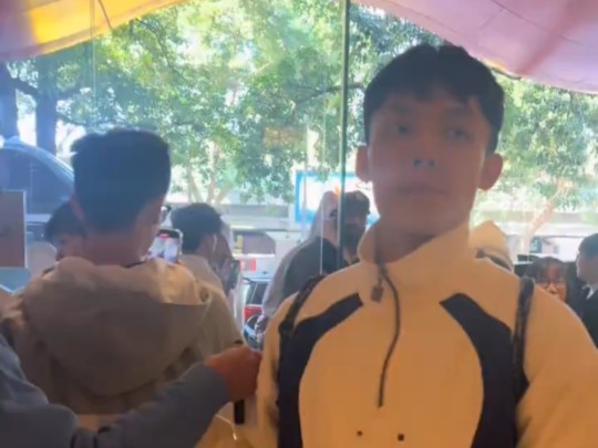 当然是要亲口跟徐杰说生日快乐呀！一人一句祝福杰师傅生日快乐
