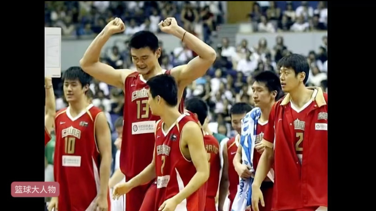 2006男篮世锦赛，姚明受犯规困扰，王治郅关键时刻替小弟挺身而出