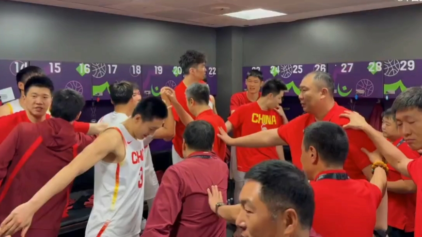 打完新西兰后的中国男篮更衣室