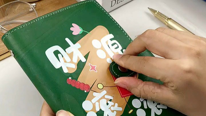 活页设计方便整理,笔插适配多种笔型,帮你轻松记账,理财更清晰。 活页设计方便整理,笔插适配多种笔型,帮你轻松记账,理财更清晰。