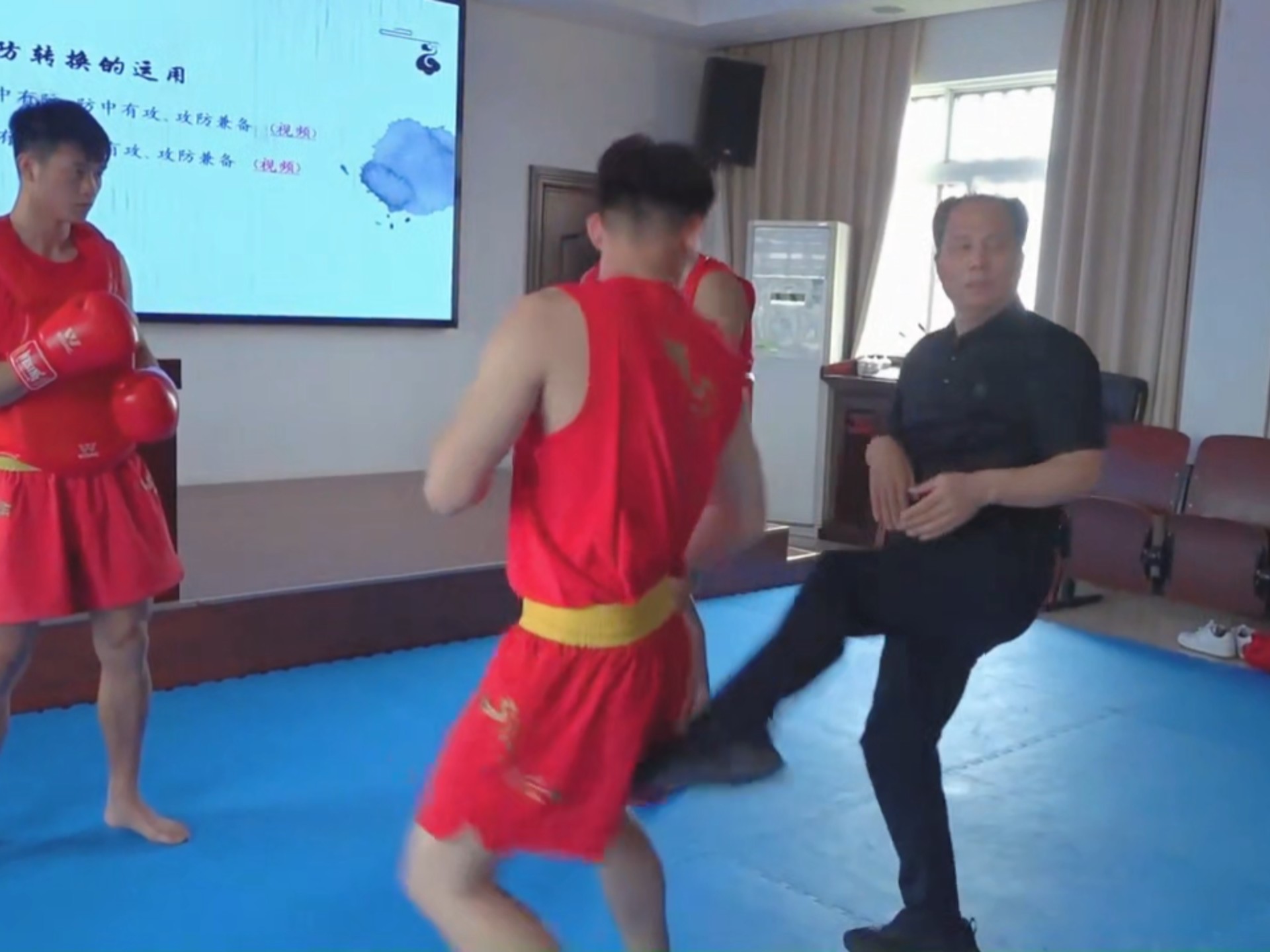 塔沟武校刘海科老师讲授传统武术结合散打运用。