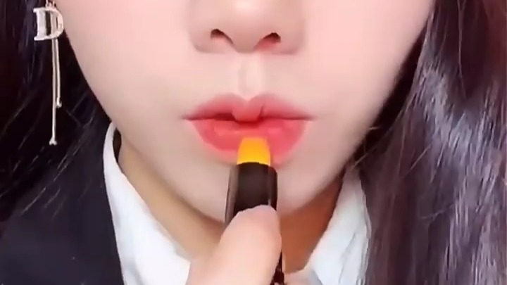 传奇今生唇膏,温控变色专柜款,人参加持润唇首选。 传奇今生唇膏,温控变色专柜款,人参加持润唇首选。