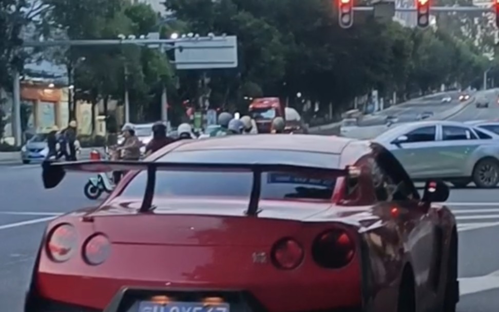街拍 GTR 战神，能净化一切的引擎声！