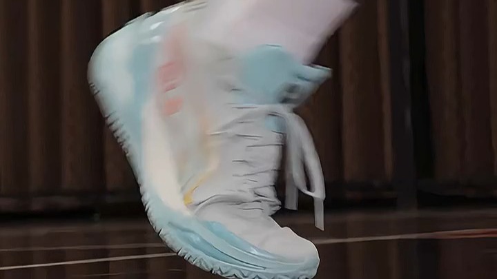 李宁利刃6,侧向表现增强,重心更低,突破需求更强。 李宁利刃6,侧向表现增强,重心更低,突破需求更强。