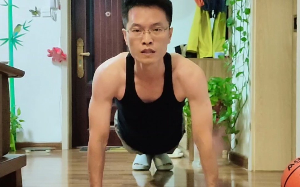 中年男人每天俯卧撑，9.8打卡
