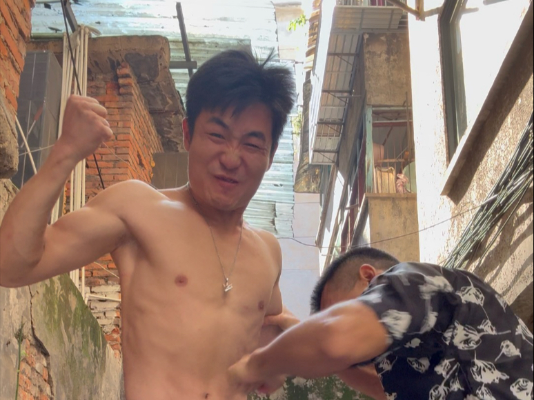 垃圾桶打腹