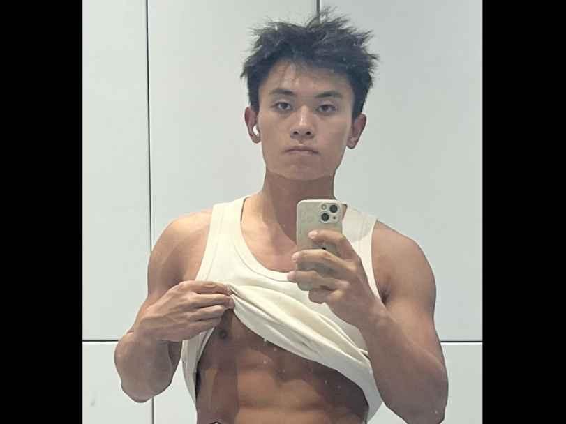 72kg小伙拼尽全力辅助铁管老板娘106kg单臂划船，一组5个。