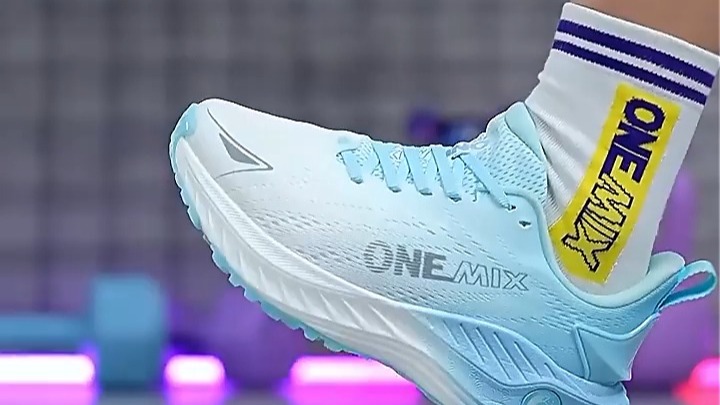 ONEMIX玩跑步鞋,减轻脚步负担,运动灵活 ONEMIX玩跑步鞋,减轻脚步负担,运动灵活