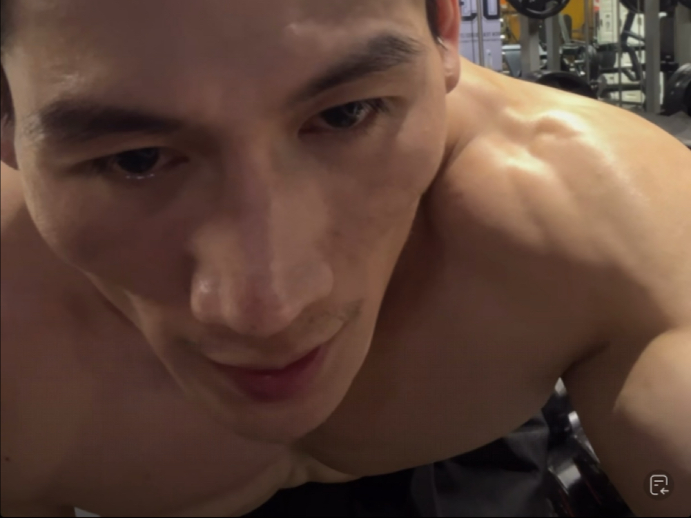 两个肌肉男大叔 两个肌肉男大叔