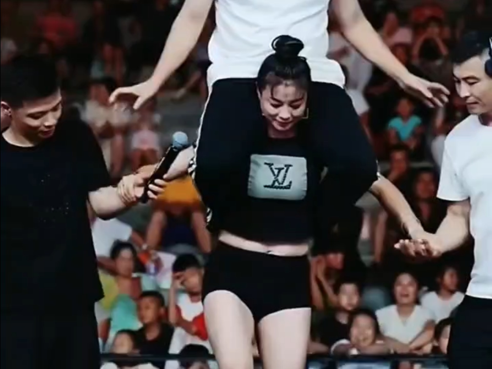 杂技美女扛人踩钢刀