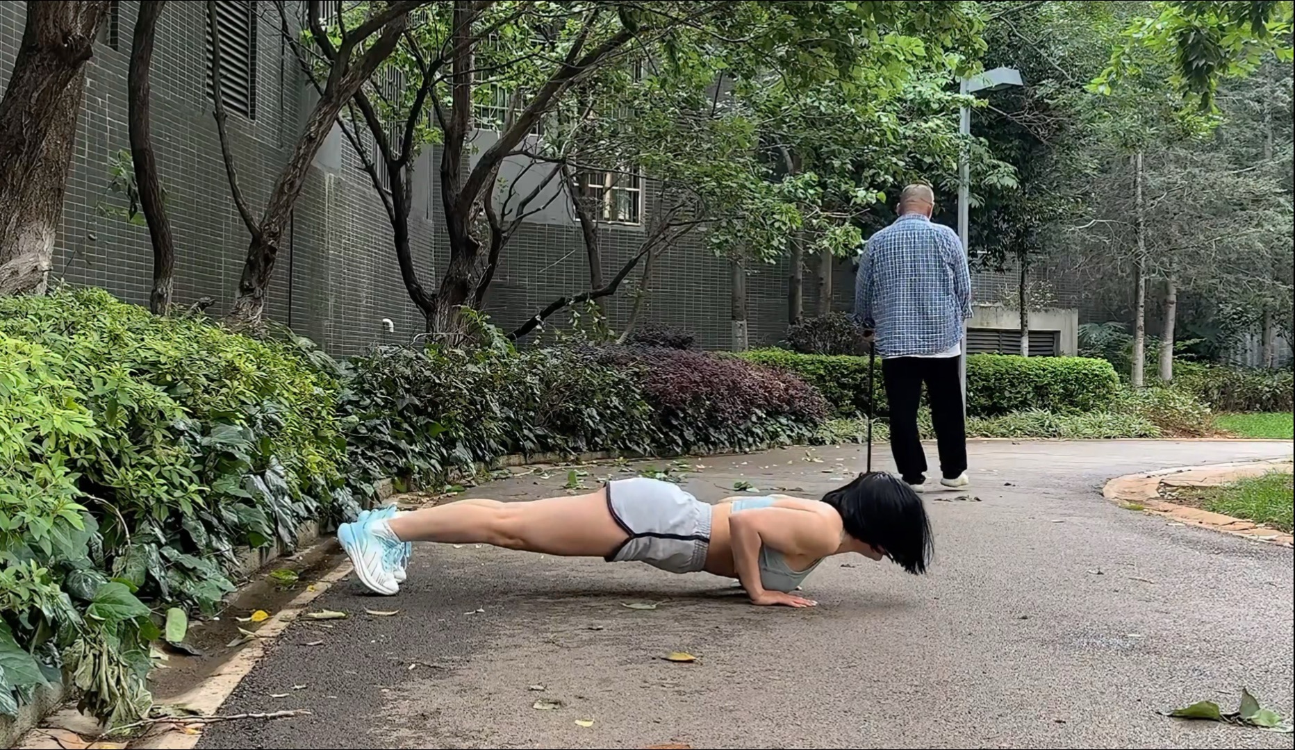 每一次克制食欲，每一回坚持运动，都是在和曾经那个懒惰、放纵的