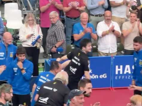 你好，你们的东哥紧急撤回了一只脚，哈哈/樊振东