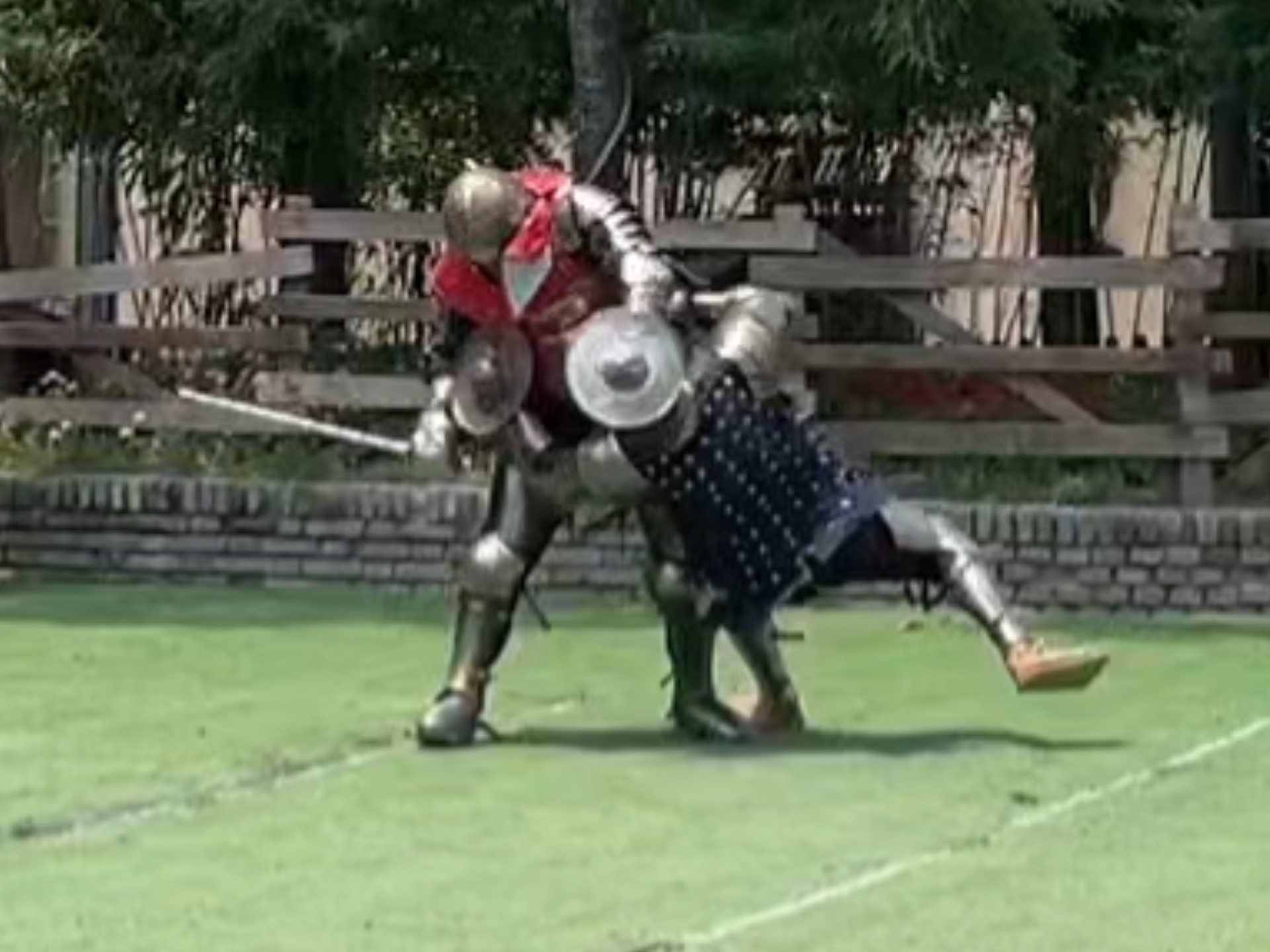 全甲格斗 迎合网友刻板印象 纯钝器局