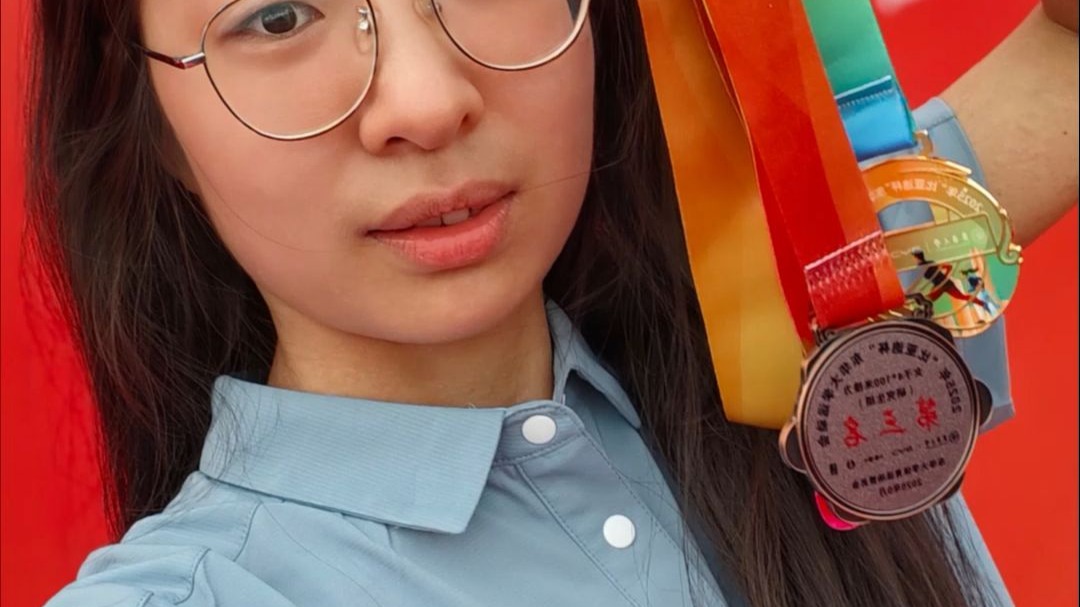 在上海读研的河南妮儿，运动会上体验千人健康跑，和室友接力赛拿