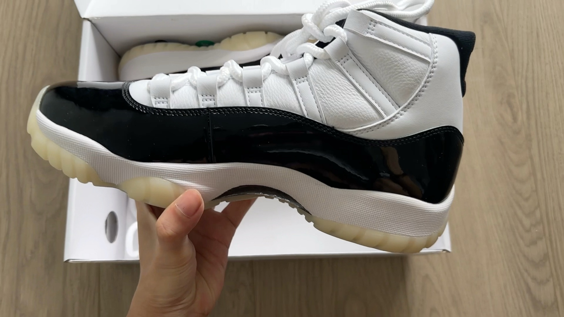 新人 up 主入驻 前 2000 粉丝随机送出 20 双乔丹 AJ11