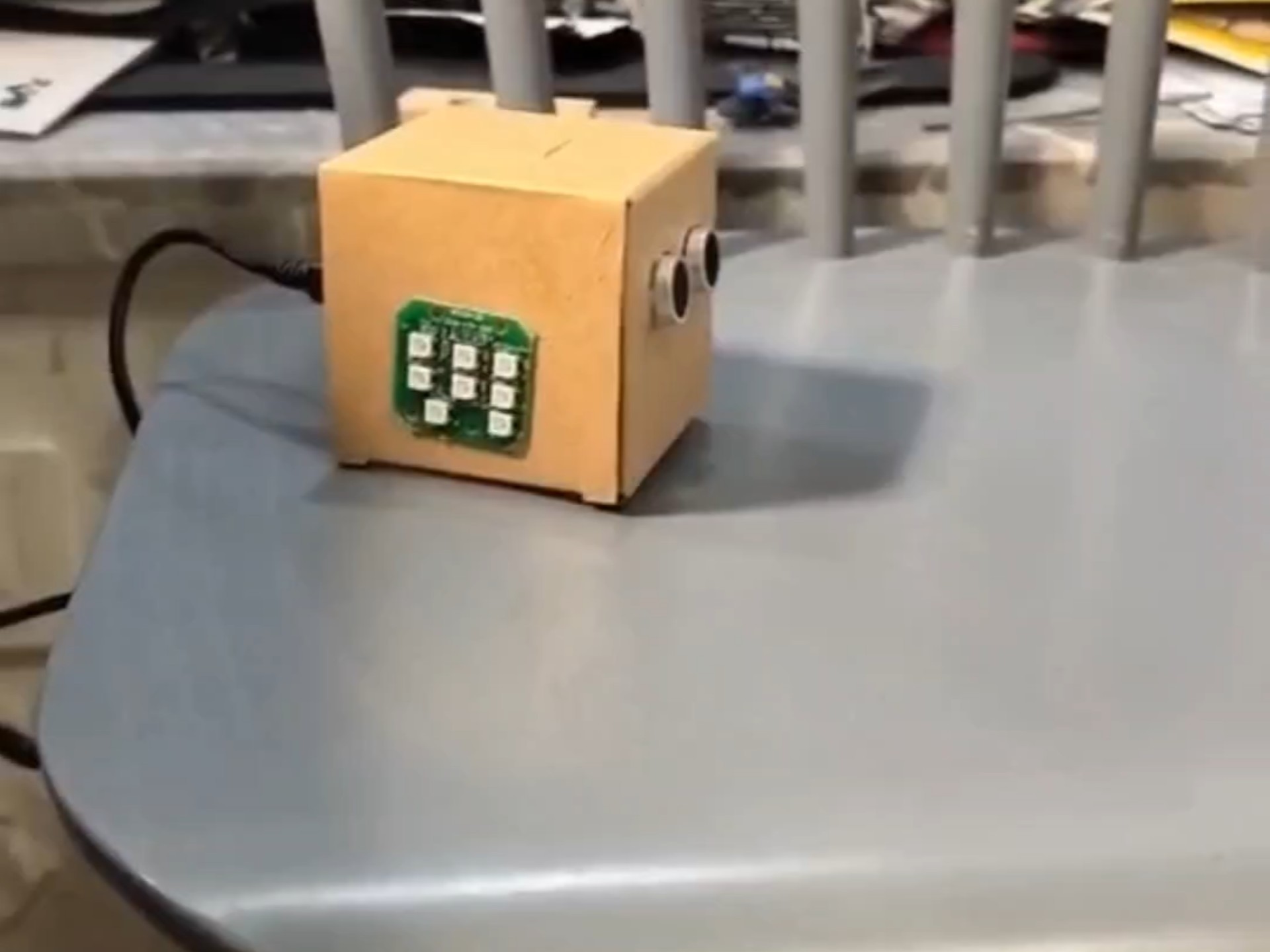 初中生在家闲来无事造了个距离传感灯