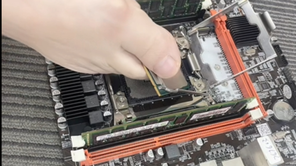 这是一条有味道的视频，用脚装机！ 安装cpu 安装内存
