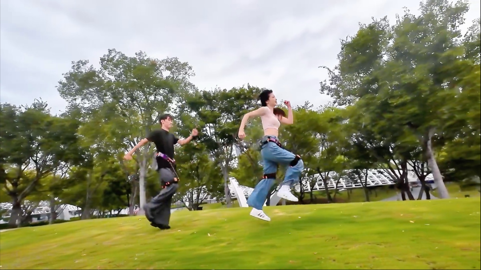 穿上外骨骼机器人轻松跳起来#外骨骼机器人 #运动助力机器人  穿上外骨骼机器人轻松跳起来#外骨骼机器人 #运动助力机器人