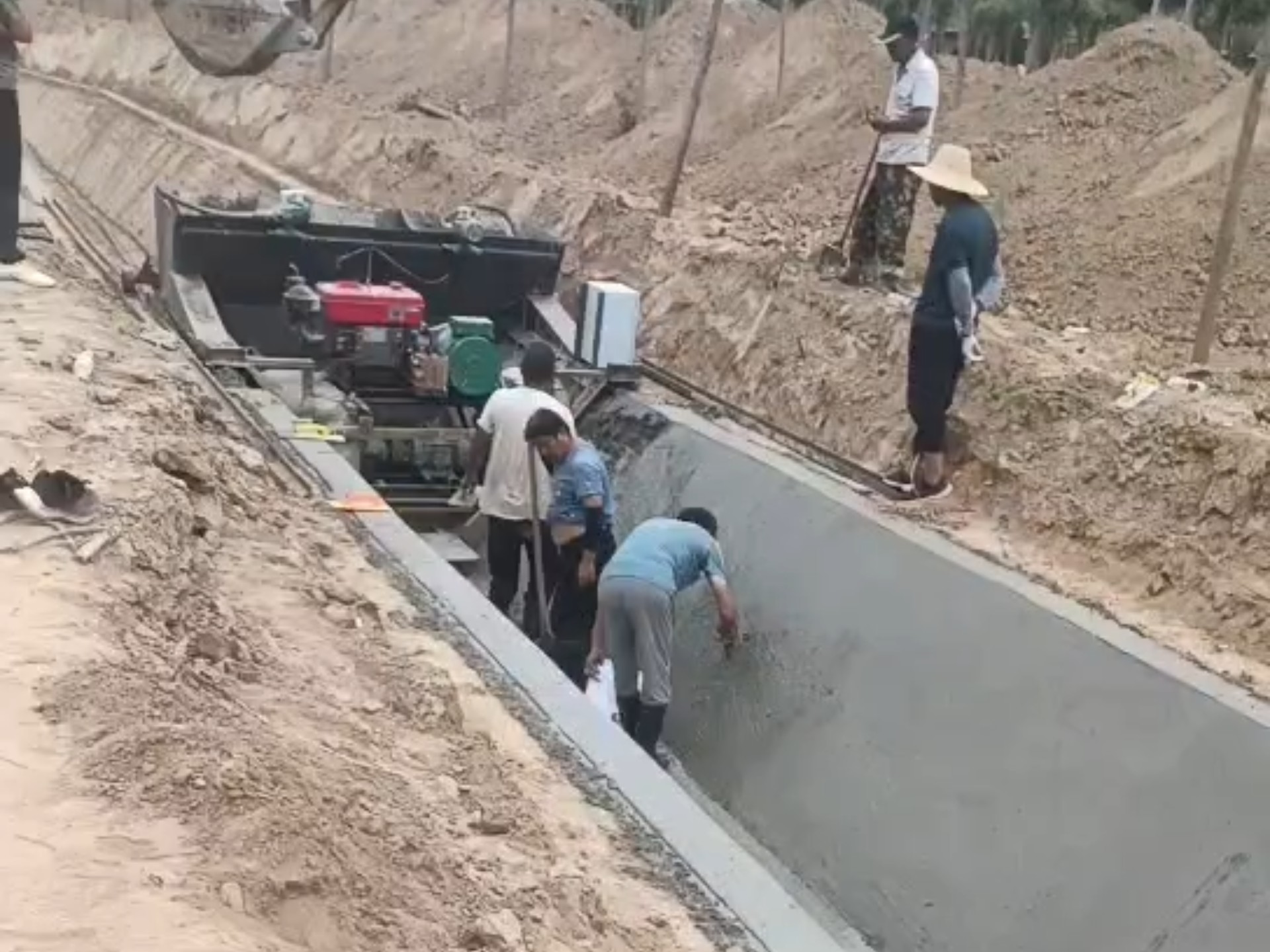 水渠成型机一次成型按需定制尺寸混凝土排水沟机器施工水渠滑