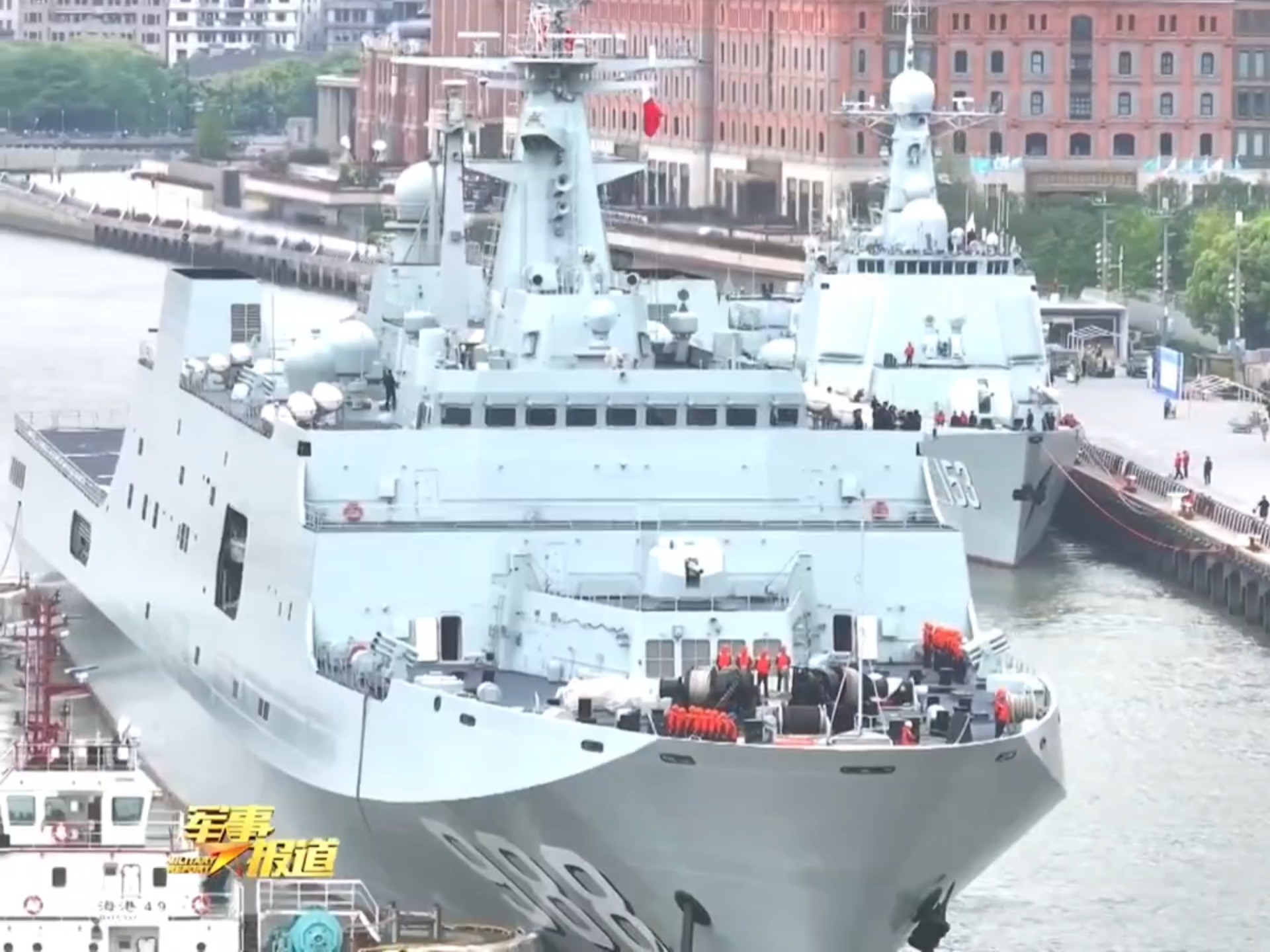 战舰亮相上海外滩 071型登陆舰首次向公众开放