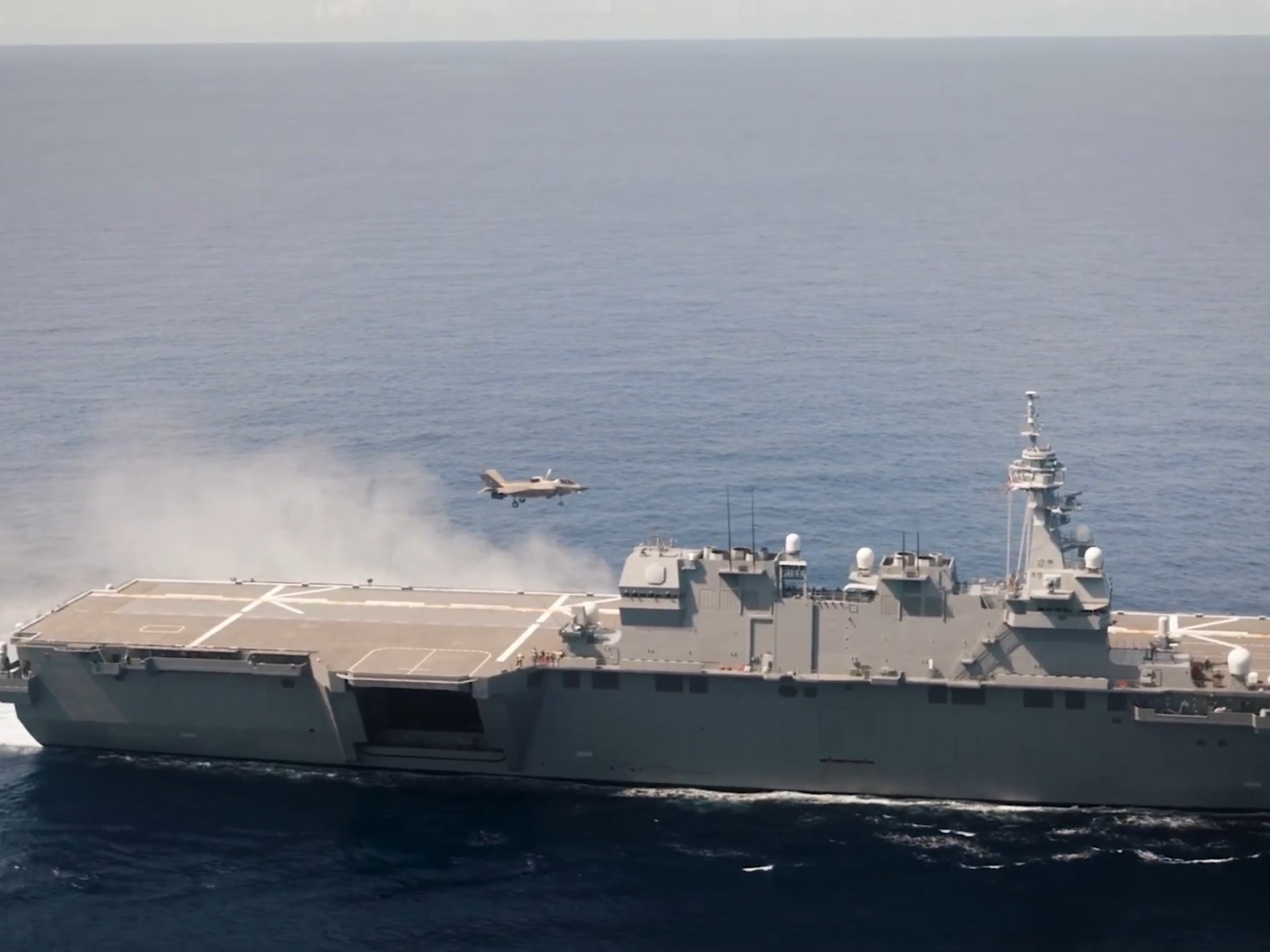 美英F-35B演练在日本海自加贺号上起降